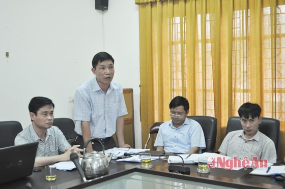 Đại diện Ban Quản lý dự án Bản Mồng nêu một số vướng mắc trong quá trình thực hiện dự án