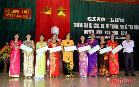 Trao quà cho các cán bộ phụ nữ tiêu biểu