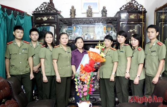 Phòng Hồ sơ tặng quà cho gia đình chị Trần Thị Phượng có hoàn cảnh đặc biệt khó khăn.