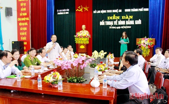 Đồng chí Nguyễn Trung Châu, UV Ban thường vụ Thành ủy, phó chủ tịch UBND TP Vinh trả lời câu hỏi của đại diện phường, xóm về chính sách bình đẳng giới.