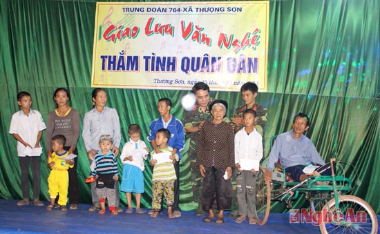 Thủ trưởng Ban CHQS tỉnh trao quà cho các 