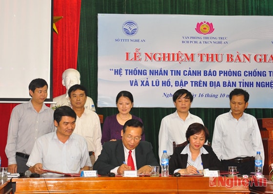 Các đồng chí lãnh đạo Sở TT - TT, Viễn thông Nghệ An, Sở NN&PTNT ký kết văn bản nghiệm thu, bàn giao hệ thống nhắn tin cảnh báo phòng chống thiên tai và xả lũ hồ, đập trên địa bàn tỉnh. 