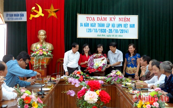  Lãnh đạo huyện tặng hoa chúc mừng Hội LHPN huyện