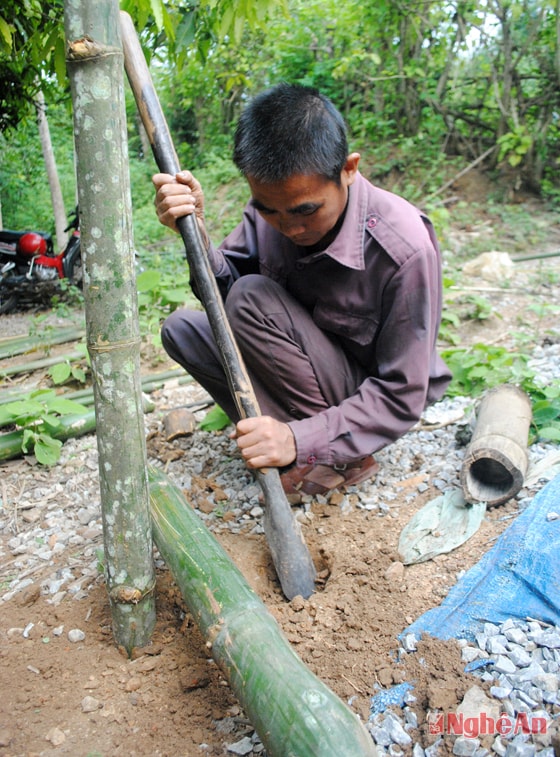 Đào hốc để chôn cột.