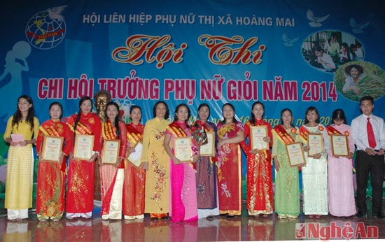 Ban tổ chức trao giải cho các đội thi đạt thành tích cao