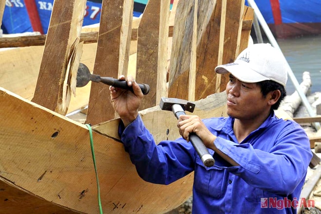 Cơ sở đóng tàu cá công suất lớn ở xã Quỳnh Lập, TX. Hoàng Mai.Ảnh: Sỹ Minh
