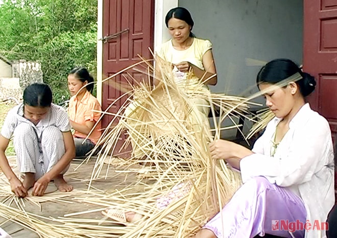 Hội viên Hội Nông dân xã Liên Thành (Yên Thành) làm sản phẩm đan lát sau khi được đào tạo nghề.