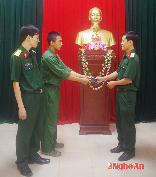 Nguyễn Phú Nam Đại đội 2, Tiểu đoàn 15, Sư đoàn 324, Quân khu 4 đang trao chiếc ví cho người bị mất.