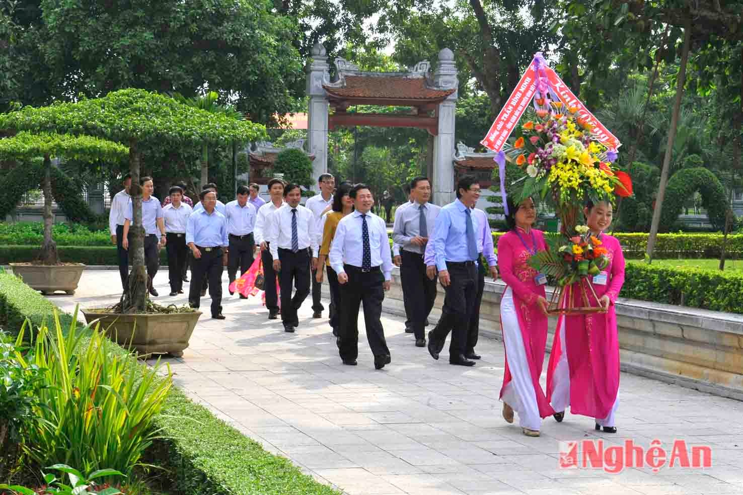 Đoàn đã dâng hoa tại Khu di tích Kim Liên