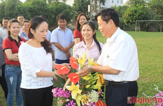 Ban biên tập, Công đoàn tặng hoa cho cán bộ nữ chủ chốt của Báo