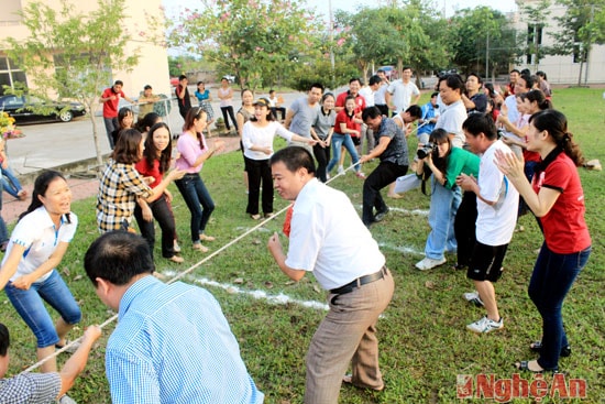 Kéo co- môn thi được đông đảo cán bộ, phóng viên, kỹ thuật viên của Báo Nghệ An tham gia nhiệt tình