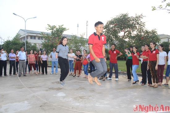 Thi nhảy dây đôi nam nữ thu hút cán bộ, phóng viên, kỹ thuật viên tham gia