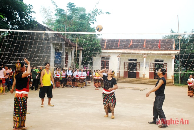 Cùng chị em vui môn bóng chuyền