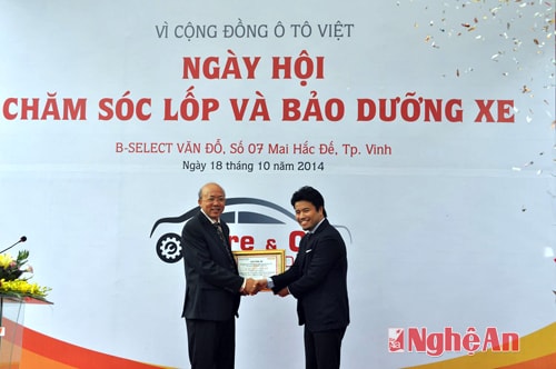 Ông Hiroyuki Saito - Tổng Giám Đốc Bridgestone Việt Nam trao chứng nhận của Bridgestone cho giám đốc B-Select Văn Đỗ.