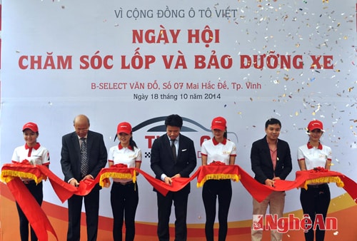 Cắt băng khai trương Ngày Hội Chăm Sóc Lốp Và Bảo Dưỡng Xe tại TP. Vinh.