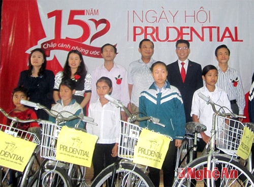 Lãnh đạo công ty Prudential trao xe đạp cho học sinh nghèo hiếu học huyện Tân Kỳ