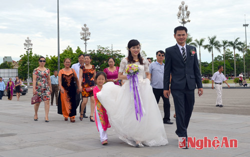 Cô dâu, chú rể đến dâng hoa ở Quảng trường Hồ Chí Minh (TP. Vinh).