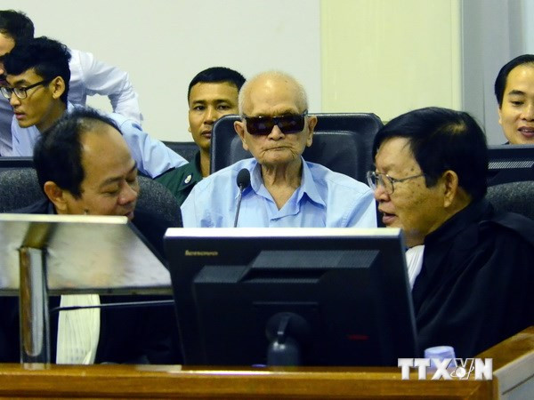 Cựu thủ lĩnh Khmer Đỏ Nuon Chea (giữa) tại phiên tòa ở Phnom Penh ngày 17/10. Nguồn: AFP/TTXVN