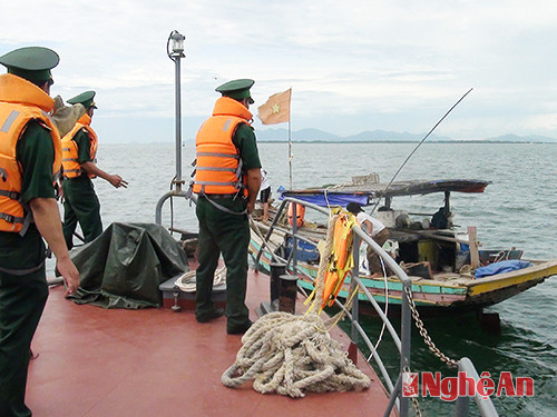 Bộ đội biên phòng trợ giúp ngư dân