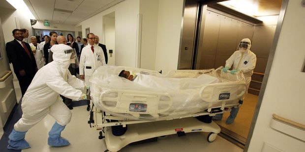 Diễn tập xử lý bệnh nhân nhiễm Ebola tại Bệnh viện Ronald Reagan, Los Angeles.