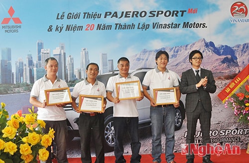 Ông Soheiida – Tổng Giám đốc Vina Star Motors trao chứng nhận cho 4 gia đình hoàn thành chặng 3 từ Đà Nẵng – Vinh.