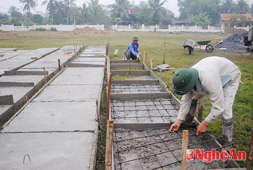 Công nhân khẩn trương đúc tấm che mương tiêu thoát nước