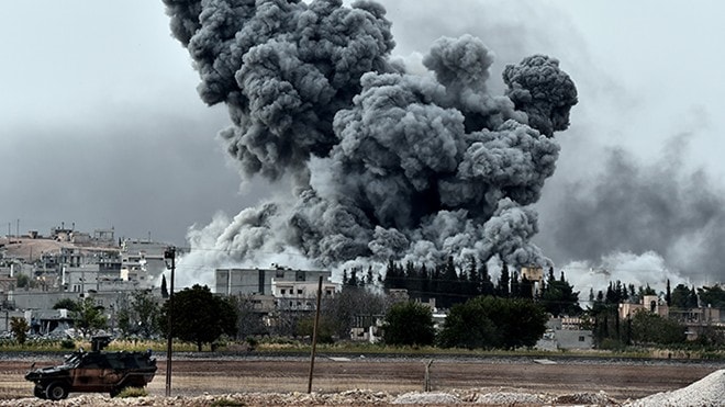 Máy bay Mỹ đội bom thị trấn Kobane, nơi lực lượng IS đang cố giành quyền kiểm soát. Ảnh: RT