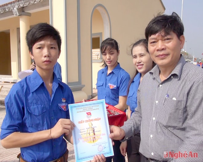 Đoàn viên ưu tú của Thành phố Vinh đã hành hương, tổ chức lễ kết nạp đoàn viên mới tại khu di tích Đồng chí Lý Tự Trọng. 