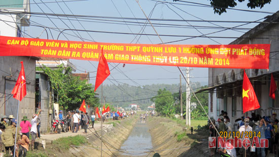 Học sinh trường THPT Quỳnh Lưu 1 nạo vét, khơi thông tuyến kênh N17