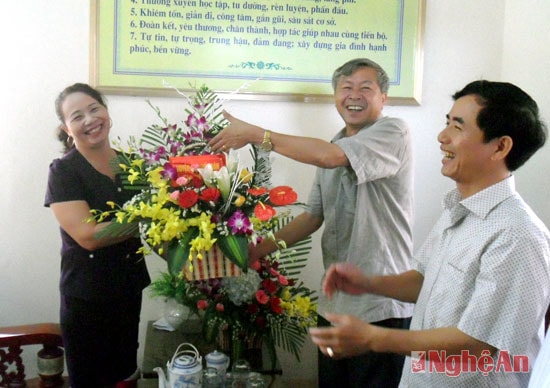 Lãnh đạo huyện tặng hoa chúc mừng Hội LHPN huyện