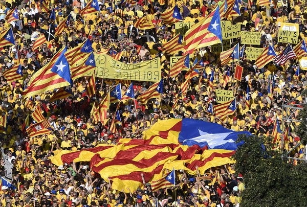 Người dân Catalonia tuần hành đòi tổng tuyển cử sớm. (Ảnh: AFP/TTXVN)