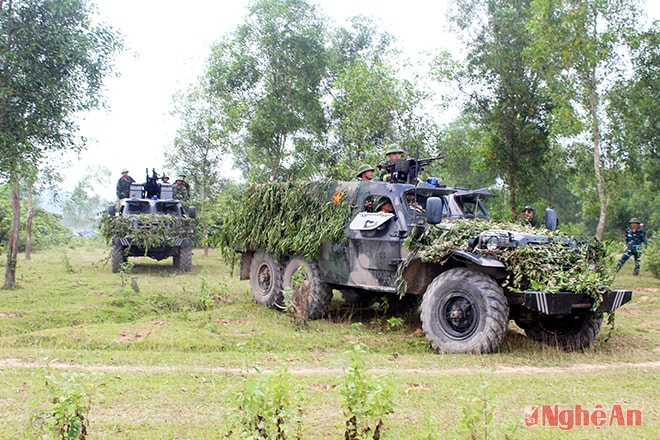 Trung đội xe thiết giáp BTR-152 xuất phát chiếm lĩnh trận địa tiến công
