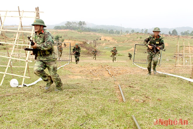 Bộ đội mắc tăng võng trú quân trong rừng