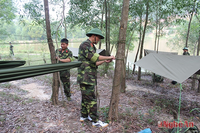 Bộ đội mắc tăng võng trú quân trong rừng
