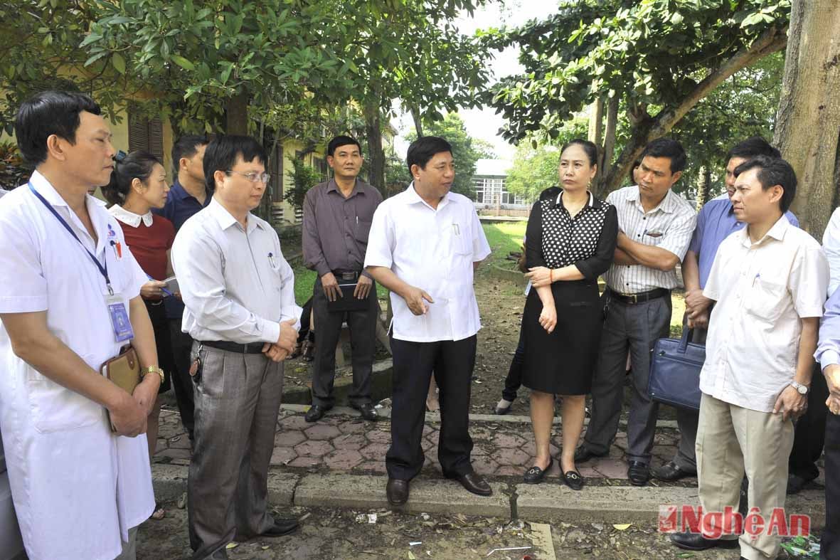 Chủ tịch UBND tỉnh Nguyễn Xuân Đường  trao đổi với lãnh đạo Sở y tế và bệnh viện