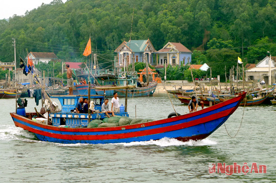 Ngư dân xã Quỳnh Long (Quỳnh Lưu) ra khơi.