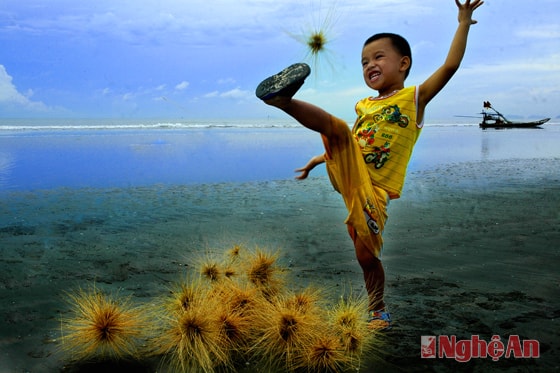 Em tập đá cầu. Ảnh:  Trần Cảnh Yên