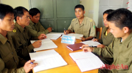Trưởng công an xã Lương Văn Vinh (giữa ảnh).