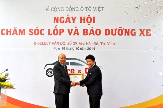 Ông Hiroyuki Saito - Tổng Giám Đốc Bridgestone Việt Nam trao chứng nhận của Bridgestone cho giám đốc B-Select Văn Đỗ.