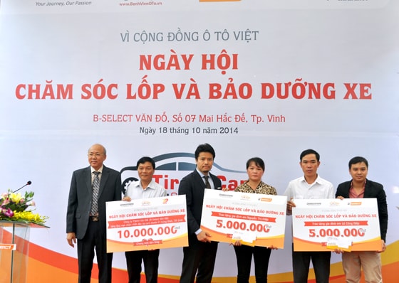 Tổng Giám đốc Bridgestone Việt Nam, Giám đốc Bệnh viện ô tô và Công ty TNHH Văn Đỗ trao tặng 10 triệu đồng cho Quỹ chất độc màu da cam phường Hưng Bình và tiền thu được từ khách hàng giúp đỡ̃, ủng hộ nạn nhân bị tai nạn giao thông.