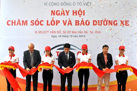 Cắt băng khai mạc Ngày Hội Chăm Sóc Lốp Và Bảo Dưỡng Xe tại TP. Vinh.