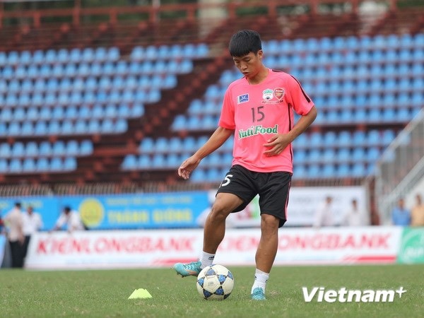 Tiến Dũng (số 15) sẽ là một trong hai trung vệ của Hoàng Anh Gia Lai tại V-League mùa tới? (Ảnh: Minh Chiến/Vietnam+)
