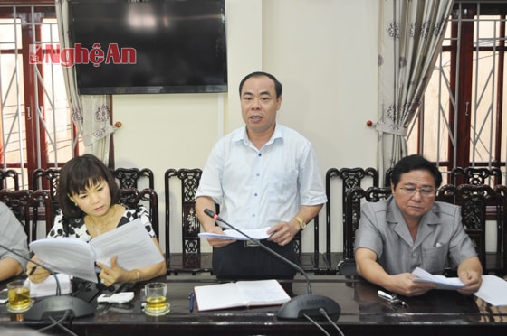 Phó Giám đốc Sở Nguyễn Mạnh Cường báo cáo tình hình đầu tư xây dựng cơ bản liên quan của ngành