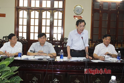 Chủ tịch UBND Thành phố Vinh phát biểu tại hội nghị.