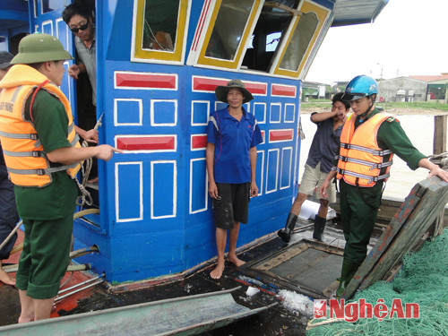 Bộ đội biên phòng vận động ngư dân neo đậu tàu thuyền nơi an toàn khi có mưa bão.