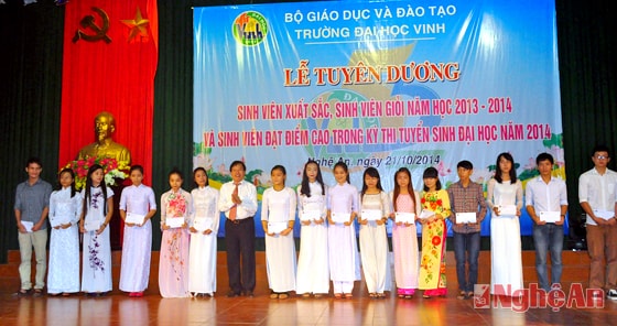 Trao thưởng 17 sinh viên đạt điểm cao trong kỳ thi đạii học năm 2014