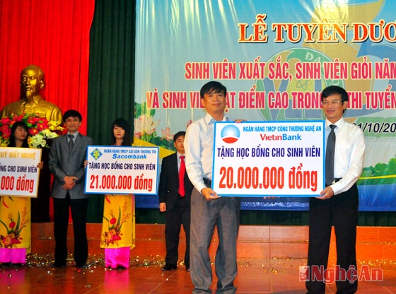 Các nhà tài trợ trao học bổng cho sinh viên nghèo vượt khó.