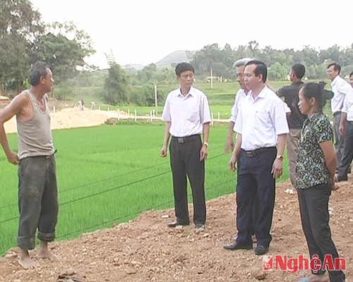 Lãnh đạo huyện Thanh Chương tăng cường chỉ đạo đôn đốc ở cơ sở. Ảnh: M.H