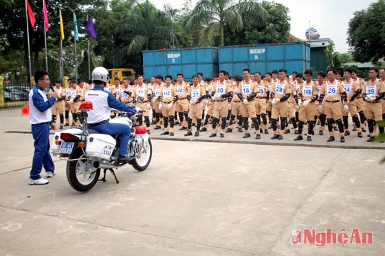 Các học viên được hướng dẫn kỹ năng lái xe phân khối lớn tại khóa học