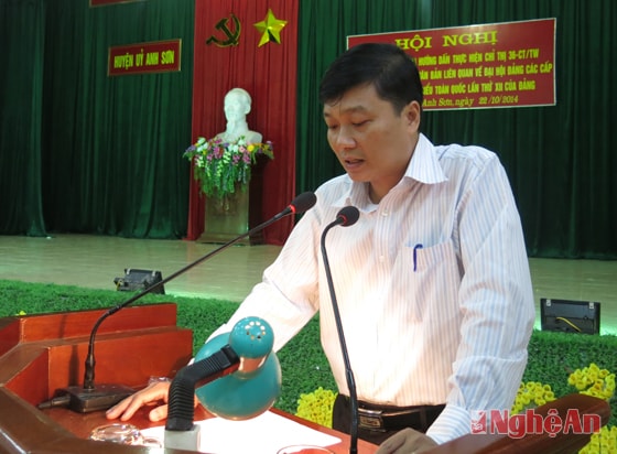 Đồng chí Lê Hồng Vinh, Bí thư Huyện ủy quán triệt các văn bản, chỉ thị tại hội nghị.